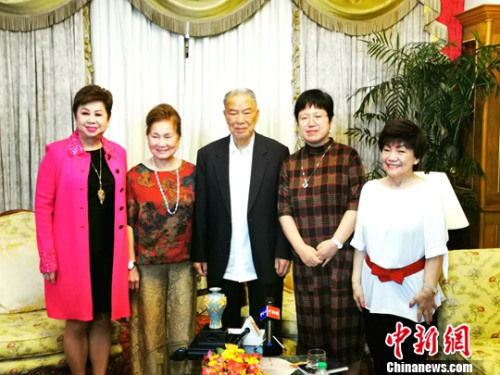 9月25日，應(yīng)邀參加新中國成立70周年慶典活動(dòng)的85歲菲華僑領(lǐng)、菲律賓航空公司董事長陳永栽博士與夫人邱秀敏在馬尼拉接受<a target='_blank' >中新社</a>記者采訪時(shí)多次表達(dá)：“我心中滿是對(duì)祖（籍）國的情意！”<a target='_blank' >中新社</a>發(fā) 梁鈺 攝