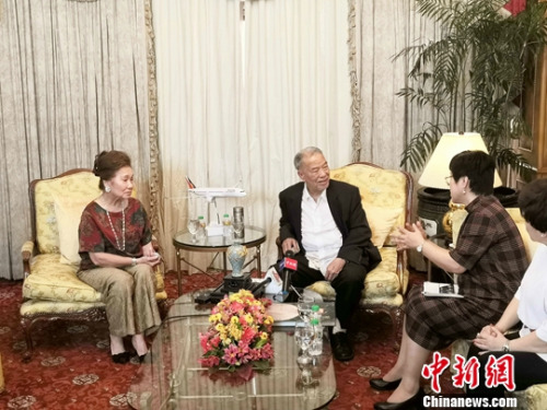 9月25日，應(yīng)邀參加新中國成立70周年慶典活動(dòng)的85歲菲華僑領(lǐng)、菲律賓航空公司董事長陳永栽博士與夫人邱秀敏在馬尼拉接受<a target='_blank' >中新社</a>記者采訪時(shí)多次表達(dá)：“我心中滿是對(duì)祖（籍）國的情意！”<a target='_blank' >中新社</a>發(fā) 梁鈺 攝
