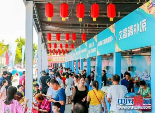 文昌美食展銷吸引不少游客前往品嘗。　主辦方供圖　攝