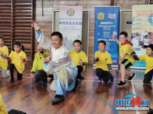 圖為營(yíng)員們學(xué)習(xí)中華武術(shù)課程　鐘欣　攝