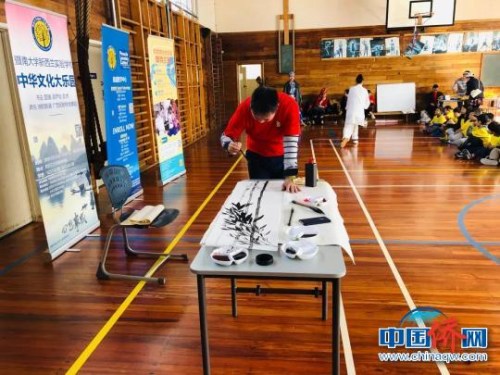 圖為廣西教師在展示國(guó)畫(huà)技藝　鐘欣　攝