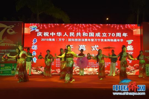 開幕式上東南亞風(fēng)情舞蹈表演?！￡愌嗲濉z