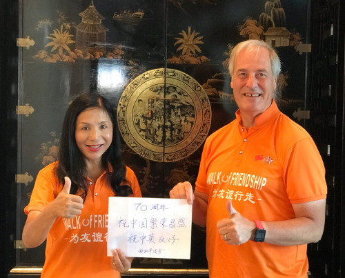 李雪琳與貝茨勛爵共同祝福中國。(受訪者供圖)