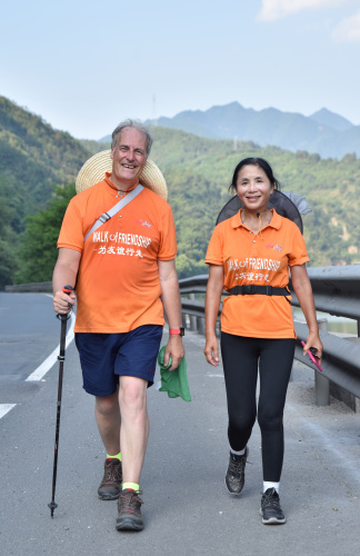 李雪琳與貝茨勛爵在徒步中。(受訪者供圖)