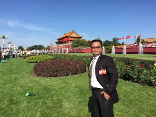 圖為美國(guó)《新世界時(shí)報(bào)》董事長(zhǎng)倪濤參加70周年抗戰(zhàn)勝利活動(dòng)。(受訪者供圖)