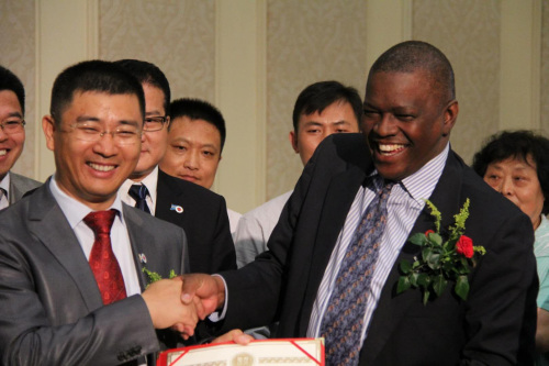 博茨瓦納總統(tǒng)馬西西向南庚戌頒發(fā)擔(dān)任華人慈善基金會(huì)主席證書。受訪者供圖