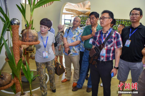 10月9日，參加2019年“行走中國(guó)·境外華文媒體海南行”活動(dòng)的19個(gè)國(guó)家和地區(qū)的34位華文媒體高層人士，走訪(fǎng)海南僑鄉(xiāng)文昌、瓊海、萬(wàn)寧等地，感受僑鄉(xiāng)發(fā)展變遷。圖為海外華文媒體高層人士參觀文昌椰子王國(guó)。<a target='_blank' >中新社</a>記者 駱云飛 攝
