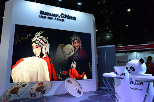 圖為四川旅游展臺(tái) (阿根廷華人網(wǎng) 柳軍/攝) 圖為四川旅游展臺(tái) (阿根廷華人網(wǎng) 柳軍/攝)