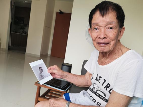 何國(guó)堅(jiān)拍了一輩子照片，還是覺(jué)得黑白照片耐久耐看。(新加坡《聯(lián)合早報(bào)》/徐伏鋼 攝)