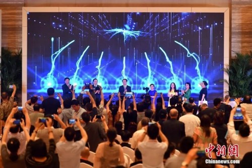 　資料圖：2017年9月11日，第九屆世界華文傳媒論壇在福州舉行閉幕式。圖為閉幕式上舉行世界華文媒體合作聯(lián)盟官方網(wǎng)站改版上線儀式和全球華語視頻資訊共享中心啟動(dòng)儀式。<a target='_blank' >中新社</a>記者 呂明 攝