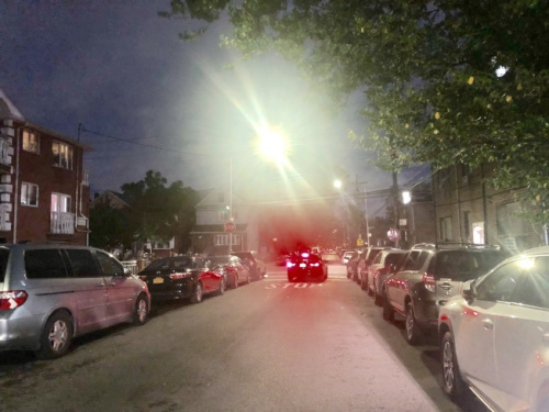 圖為嫌犯冒充警察入室搶劫這條街上的華人家庭。(美國《世界日報》 朱蕾/攝)