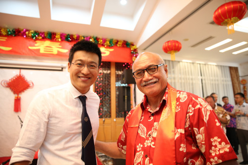 2017年春節(jié)，楊鴻濂與時任斐濟總統(tǒng)孔羅特在春節(jié)招待會上合影留念。(圖片來自受訪者)