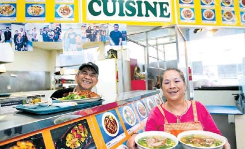 　Tony和Ming Chan以及他們的女兒Katie，共同經(jīng)營(yíng)的中華快餐。（圖源：新西蘭天維網(wǎng)）