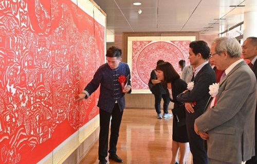 暢楊楊為來(lái)賓介紹剪紙作品。(圖片來(lái)源：山梨學(xué)院大學(xué)孔子學(xué)院)