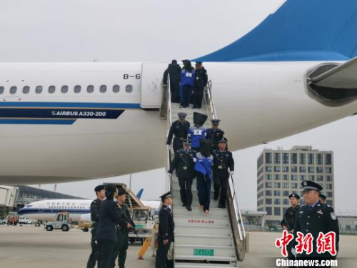 10月15日，河南公安機(jī)關(guān)將136名電信網(wǎng)絡(luò)詐騙犯罪嫌疑人從老撾押解回國，涉及國內(nèi)多省市區(qū)的1200余起電信網(wǎng)絡(luò)詐騙案件成功告破?！Ⅸi 攝