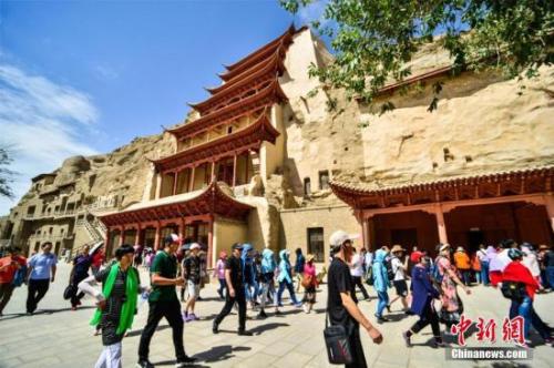 資料圖：莫高窟標志性建筑“九層樓”前的游人如織。王斌銀 攝