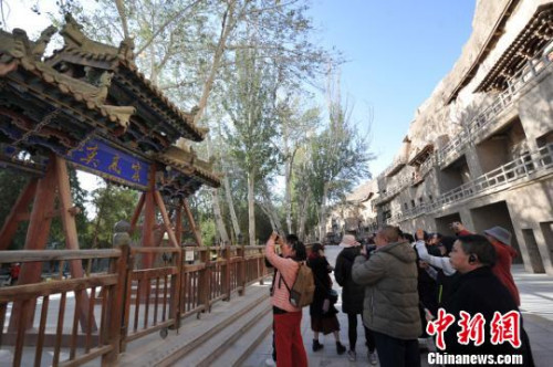 海外華文媒體高層代表走進(jìn)敦煌莫高窟。　楊艷敏　攝