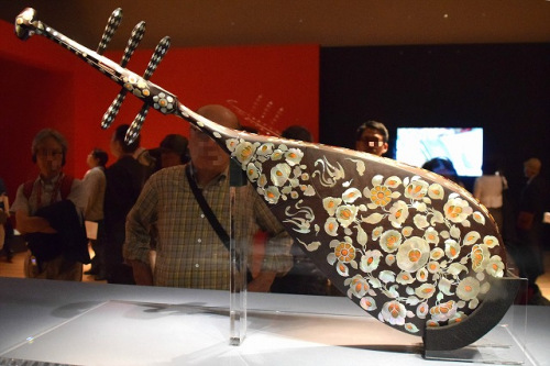 東京國立博物館展出的螺鈿紫檀五弦琵琶(背面)。(日本《中文導報》/張石 攝)