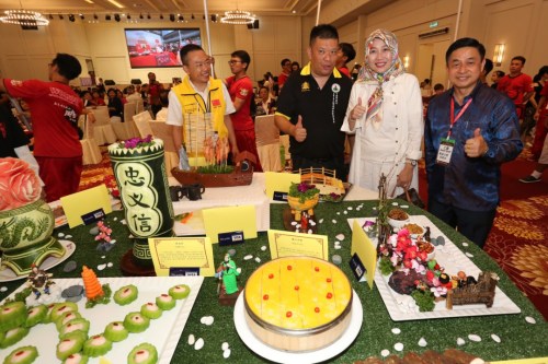 部分與會嘉賓在“關(guān)公宴”上合影留念。(馬來西亞《東方日報》/劉維杰 攝)