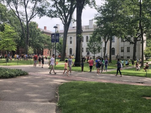 哈佛大學(xué)今秋學(xué)期開始執(zhí)行新的錄取政策，要求教練提供所招收體育生的運(yùn)動(dòng)能力證明，以防欺詐行為。(美國《世界日?qǐng)?bào)》記者劉晨懿之/攝)