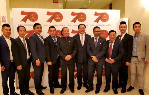 圖為圣馬中友協(xié)主席泰倫齊、中國對外友協(xié)副會長宋敬武和當(dāng)?shù)貎S胞合影。(歐聯(lián)社 博源/攝)