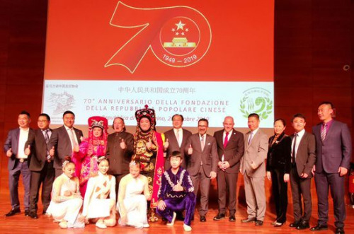 圖為圣馬中友協(xié)主席泰倫齊、中國對外友協(xié)副會長宋敬武和演員合影。(歐聯(lián)社 博源/攝)