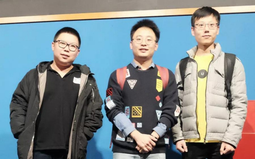 圖為旅西留學(xué)生王子晨、王玉和格爾樂圖接受《歐洲時(shí)報(bào)》采訪。（《歐洲時(shí)報(bào)》 林碧燕/攝）