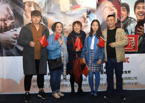 圖為車先生（右一）攜全家及員工一起觀影，并接受《歐洲時(shí)報(bào)》采訪。（《歐洲時(shí)報(bào)》 林碧燕/攝）