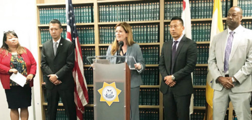 舊金山臨時(shí)地檢長樂素詩宣布，將要求法官收押僑領(lǐng)遇襲案的嫌犯。(美國《世界日報(bào)》/李秀蘭 攝)