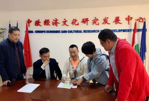 為華僑華人留學(xué)生分發(fā)電影票。(圖片來源：中歐經(jīng)濟文化研究發(fā)展中心)