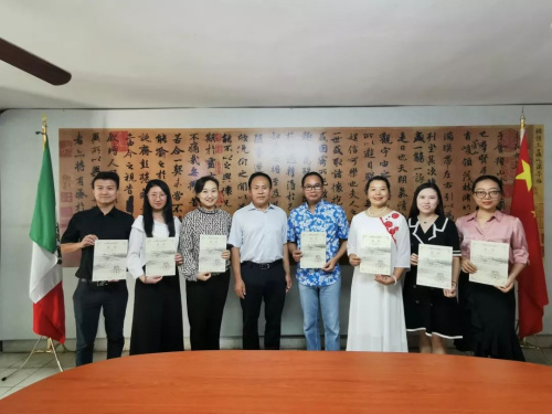 于曉秘書長為參訓教師頒發(fā)證書(中國華文教育基金會 供圖) 于曉秘書長為參訓教師頒發(fā)證書(中國華文教育基金會 供圖)