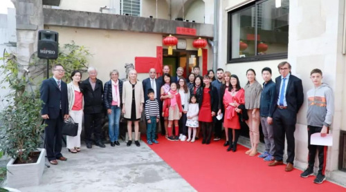 法國波城孔子學院中方院長賈寶軍(左一)與中法各界嘉賓、學員在學院門前合影留念。(法國《歐洲時報》/歐文 攝)