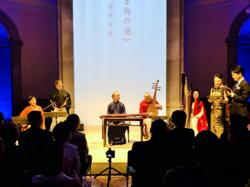 琵琶演奏家方錦龍演奏了《十面埋伏》、《反彈琵琶伎樂(lè)天》等曲目。(日本《中文導(dǎo)報(bào)》/楊文凱 攝)