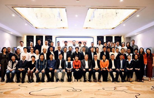 吉林省僑聯(lián)“親情中華”中醫(yī)藥文化代表團(tuán)和參加義診活動的僑領(lǐng)合影。(歐聯(lián)社/胡志煉 攝)