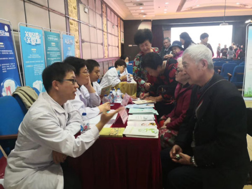 現(xiàn)場(chǎng)為僑界群眾講解治病知識(shí)（圖片來源：天津市僑聯(lián)網(wǎng)站）