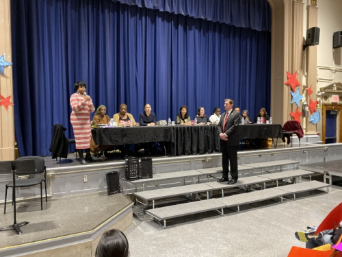 在代表羊頭灣的市議員康德全的質(zhì)問(wèn)下，科迪(左一)最后公開道歉。(美國(guó)《世界日?qǐng)?bào)》/黃伊奕 攝)