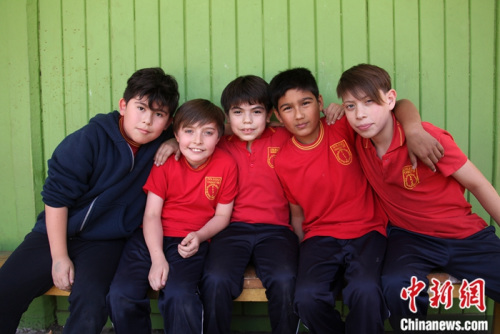 圖為11月6日，長(zhǎng)江學(xué)校的幾名男孩在課間合影。<a target='_blank' >中新社</a>記者 余瑞冬 攝