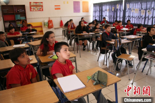圖為11月6日，長(zhǎng)江學(xué)校5年級(jí)學(xué)生正在上中文課。<a target='_blank' >中新社</a>記者 余瑞冬 攝