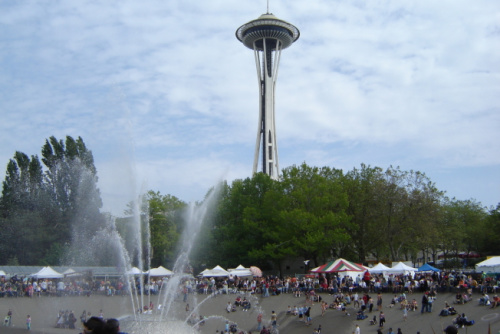 西雅圖中心和太空針?biāo)沁h近馳名的著名景點。(美國《世界日報》/王又春 攝)