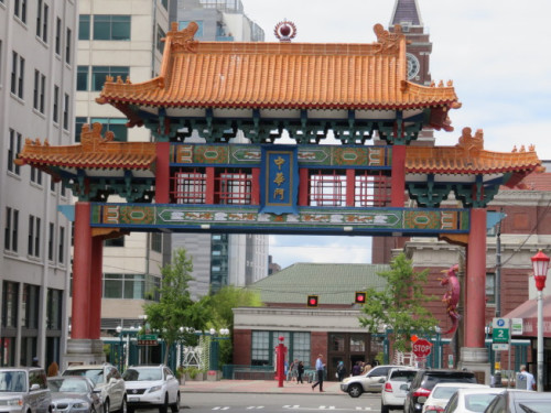 西雅圖中華門牌樓是國際區(qū)的重要地標(biāo)。(美國《世界日報》/王又春 攝)
