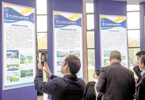 　11月22日，參加華創(chuàng)會的嘉賓在湖北省重點(diǎn)開發(fā)區(qū)展示區(qū)參觀、洽談。 (湖北日報(bào)全媒記者 魏錸 攝)