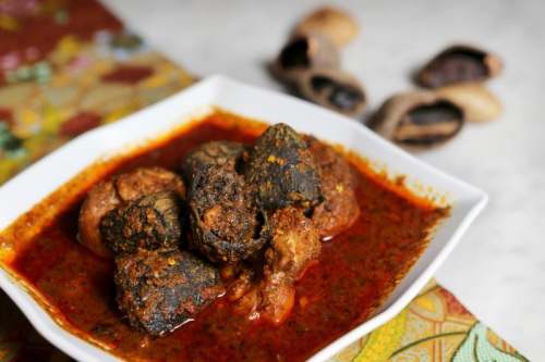 娘惹黑果燜雞傳承了源和春菜館創(chuàng)始人葉之桂的制作食譜。(嚴(yán)宣融攝)