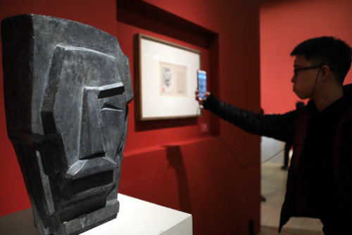 法籍華人藝術(shù)家熊秉明的作品“魯迅頭像”亮相展廳，其創(chuàng)作手稿吸引參觀(guān)者拍攝。