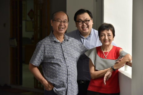 本地戲曲、早期娛樂(lè)業(yè)研究達(dá)人蘇章愷，三年內(nèi)出版兩部本地潮州戲曲發(fā)展史，主要受祖母影響，常常全家三代一起坐在電視機(jī)前看潮劇。36歲的蘇章愷說(shuō)，他還沒(méi)入學(xué)，已經(jīng)搬著小凳子，坐在戲臺(tái)前看潮州戲。