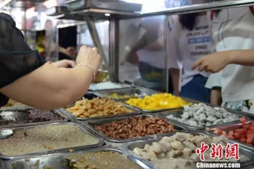 石花膏可以搭配各式各樣的食品，深受不同年齡層次的消費(fèi)者喜愛。　陳龍山 攝