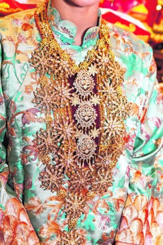 娘惹新娘禮服的前領(lǐng)都會(huì)佩戴鑲碎鉆的胸針， 而一般胸針的作用則是把Kebaya的衣襟扣起來。