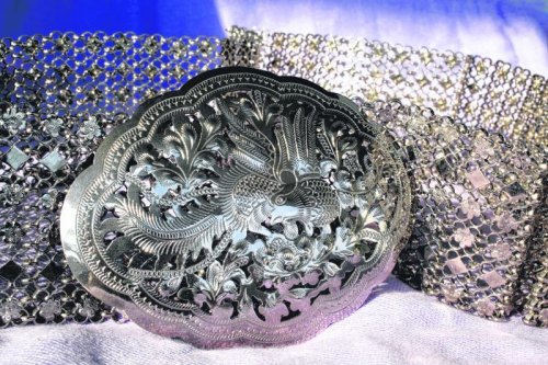 娘惹銀腰帶常刻有“凰”的形象，一般只有三層，這是較少見的六層銀腰帶。