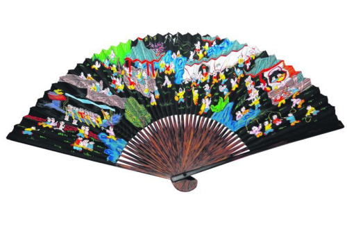 峇峇新郎在整個(gè)婚禮的過程中，必須時(shí)刻手持紙扇，坐時(shí)折扇，站立時(shí)開扇。此為百子千孫折扇。