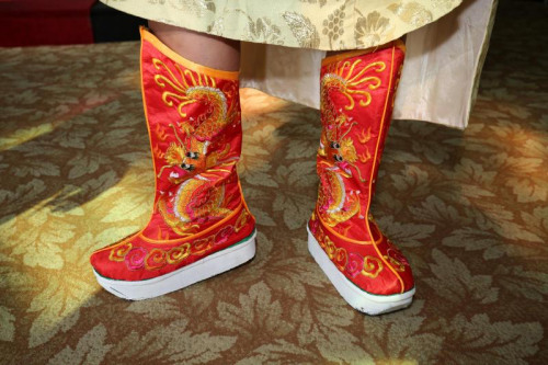 峇峇新郎穿上精繡祥龍的官靴，寓意此生能飛黃騰達(dá)、富貴吉祥。
