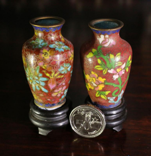 這對迷你琺瑯花瓶是李榮佳祖上傳下來的，繁花似錦的圖案，甚是精致。